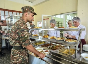 Эта воинская часть сегодня впервые позавтракала по новой системе: премьер-министр