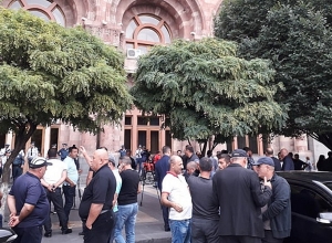 Импортеры автомобилей проводят акцию протеста напротив Правительства: фотографии