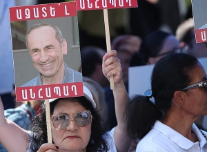Акция протеста сторонников и противников Роберта Кочаряна напротив суда