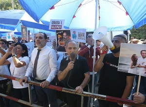 Сторонники и противники Кочаряна проводят акцию во дворе суда: Прямой эфир