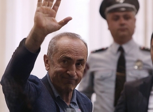 Роберт Кочарян должен взять в долг, чтобы уплатить залог