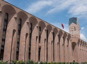 Сотрудники «Санитек»-а проводят акцию напротив мэрии Еревана: требуют перечислить зарплаты: прямой эфир