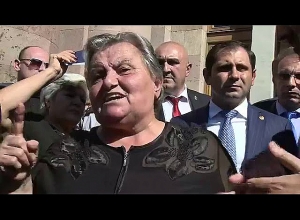 Մեզ հնարավորություն տվեք, որ այդ հարցերը հերթով լուծենք. Նիկոլ Փաշինյանը զինծառայողների մայրերին