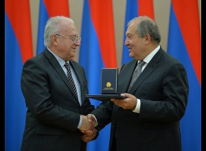 Ու՞մ է հանձնել  նախագահ Սարգսյանիը պետական պարգևներ