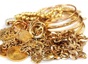 Похитил различные золотые украшения, наличные суммы