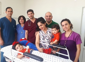 Выпавшего из окна 6-го этажа 2,5-летнего Арвина выписали из больницы