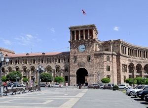 Представляет особенности Чрезвычайного положения: Прямое включение из правительства