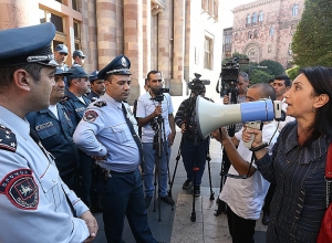 Сидячая забастовка напротив здания правительства