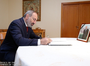 Никол Пашинян посетил посольство Франции в Армении и сделал запись в книге соболезнований в связи со смертью бывшего президента Франции Жака Ширака.  Экс-презид