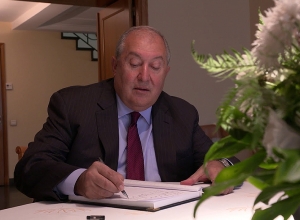 Նախագահ Սարգսյանը գրառում է կատարել Ֆրանսիայի դեսպանատանը բացված սգո մատյանում