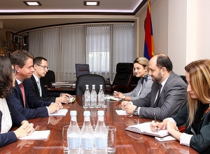 Министр Араик Арутюнян принял посла Джонатана Лакота
