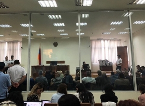 В суде произошла перебранка между сторонниками и противниками Роберта Кочаряна