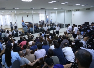 Суд удалился в совещательный кабинет