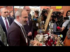 Փաշինյանը ծանոթանում է էքսպո ցուցահանդեսում ներկայացված Արագածոտնի մարզի տեղական արտադրանքին.