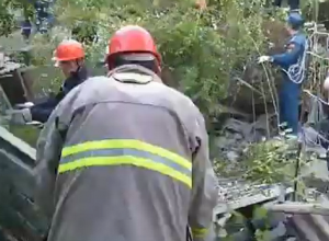 Вследствие оползня в Капане обрушилось двухэтажное жилое здание: внутри есть граждане