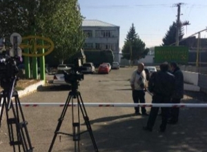 Журналистам не разрешают войти в локомотивное депо Гюмри