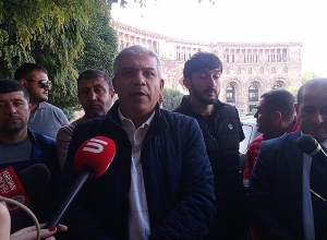 Автоимпортеры и демобилизированные военнослужащие собрались у здания правительства