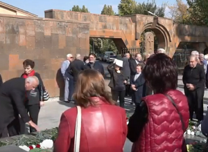 В Пантеоне отдают дань уважения памяти Карена Демирчяна: ПРЯМОЙ ЭФИР