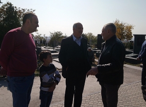 Сурен Абраамян, возглавлявший министерство внутренних дел в 1999 году, находился в военном пантеоне “Ераблур”.