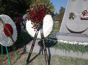 В Ераблур принесли венок от имени Манвела Григоряна