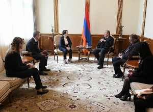 Armen Sarkissian holds meeting with PwC delegation