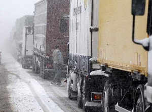 Ларс закрыт из-за угрозы схода лавин: на российской стороне скопилось 100 грузовых автомобилей