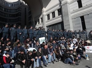 Студенты проводят бессрочную забастовку напротив здания министерства: фотографии