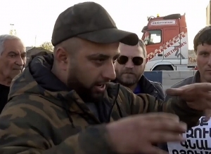 Автоимпортеры перекрыли дорогу в таможню Норагавита