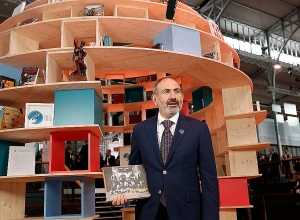 Пашинян вручил библиотеке символические подарки Парижской библиотеке форума мира