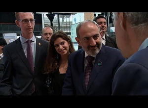 Փաշինյանն այցելել է Փարիզի Խաղաղության համաժողովում ներկայացված IDEA հիմնադրամի տաղավար