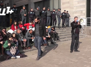 Ցուցարարները ողջունեցին նստացույց անող ՀՅԴ երիտասարդներին