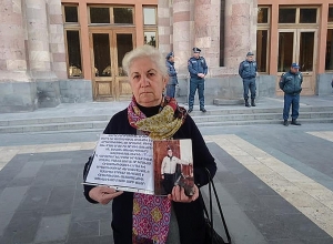 Կապանի բնակչուհին դիմում է վարչապետին՝ որդուն գտնելու հույսով