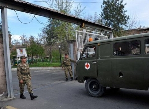 Военнослужащего, получившего ранение от взрыва мины, перемещают в Ереван