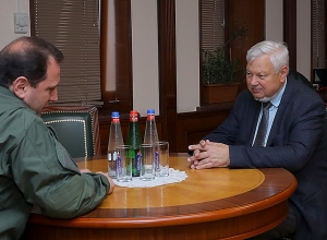 Министр обороны РА принял Анджея Каспршика