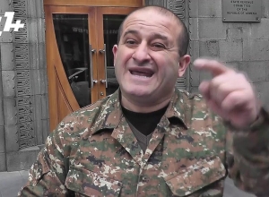 «Արա չի, պարոն գնդապետ ա»․ լարված իրավիճակ ՊԵԿ ի դիմաց