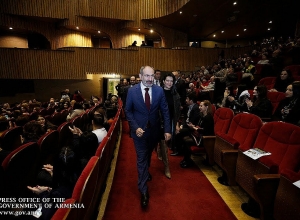 Վարչապետը տիկնոջ հետ ներկա է գտնվել «Թռիչք կկվի բնի վրայով» ներկայացմանը