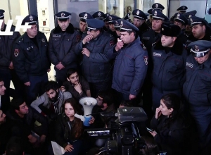 Ինչպես ոստիկանները նախարարության մոտից բերման ենթարկեցին ցուցարարներին