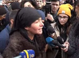 Акция протеста родственников погибшего военнослужащего у здания НС