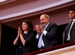 Никол Пашинян с супругой присутствовал на концерте по случаю юбилея Ованеса Чекиджяна