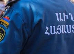 С 5-го этажа одного из ереванских зданий отломились и упали камни