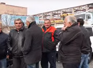 Բողոքի ակցիա` «Նաիրի շին»-ում. աշխատակիցները պահանջում են աշխատավարձերը. ուղիղ