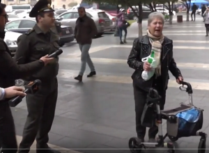 У здания правительства женщина совершила попыку самоподжога – требовала встречи с Пашиняном