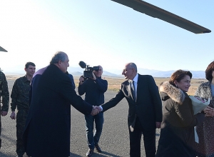 Бако Саакян в аэропорту встретил Армена Саркисяна