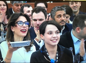 Տորթը փո՞քր է, թե՞  մեծ, բոլորին կհասնի՞․  զավեշտալի միջադեպ՝ ավագանու նիստին