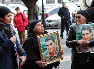 Напряженная ситуация напротив здания Правительства – попытались перекрыть дорогу