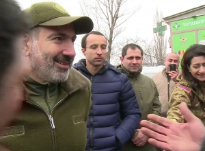 Նիկոլ Փաշինյանն ու Աննա Հակոբյանը նվերներ են բաժանել Կողբում