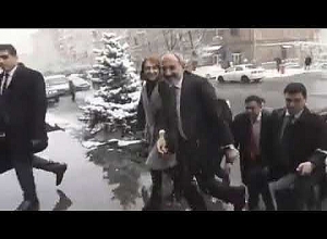 Նիկոլ Փաշինյանը ձնագնդիկով հարվածել է լրագրողին.