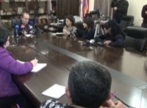 Մինչ մարզպետը պարզաբանում է, բուժանձնակազմը արդարություն է պահանջում