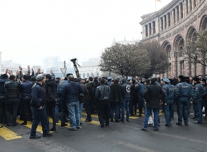 Участники акции перекрыли дорогу, ведущую к Площади