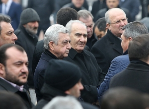 Прошу оставить меня в покое: Серж Саркисян не ответил на вопросы журналистов